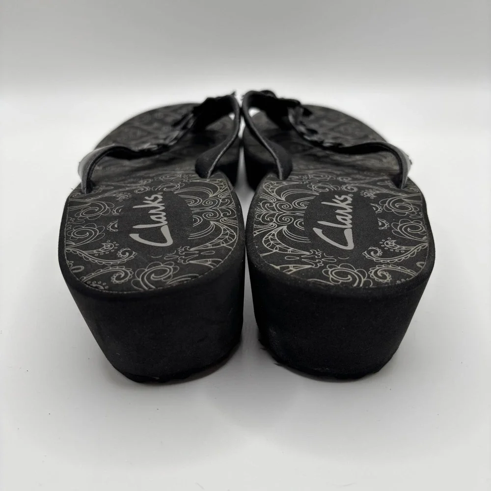 Clarks Sandals Womens 8 Black Floral Paisley Wedge Flip Flops 60049